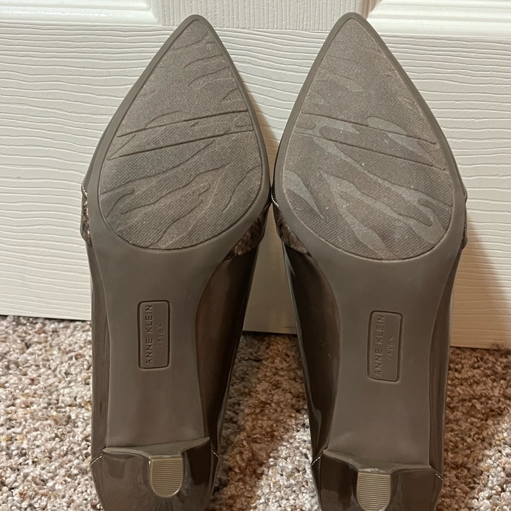 Anne Klein iflex AK7Maureen 7.5 M Gold Shiny Snake Skin Detail - Picture 6 of 12